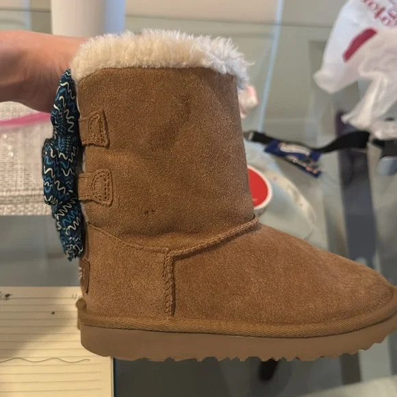Girl’s Bow Uggs - Picture 5 of 7